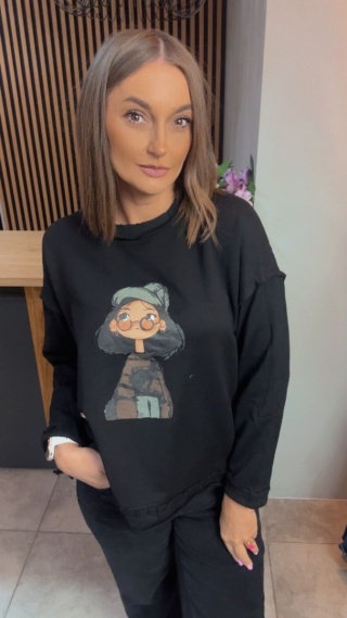 Czarna bluza damska z uroczą grafiką – oversize