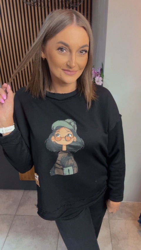 Czarna bluza damska z uroczą grafiką – oversize