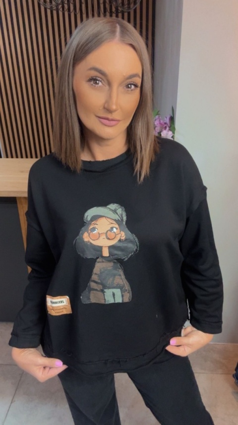 Czarna bluza damska z uroczą grafiką – oversize