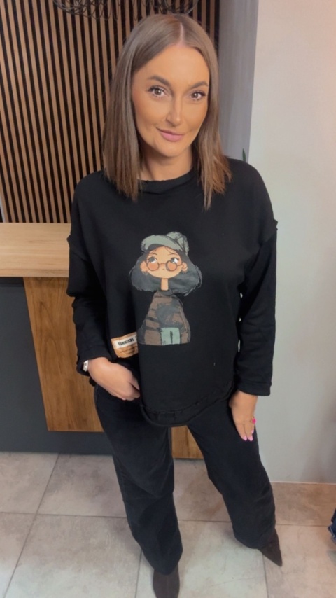 Czarna bluza damska z uroczą grafiką – oversize
