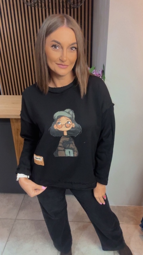 Czarna bluza damska z uroczą grafiką – oversize