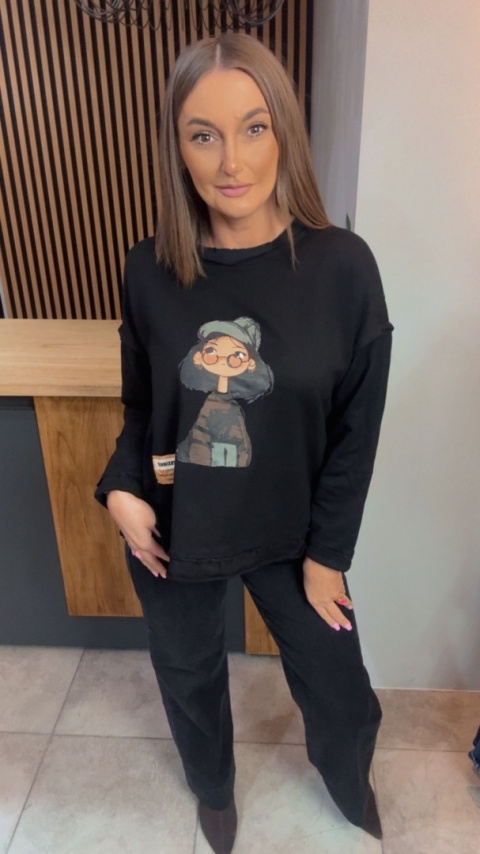 Czarna bluza damska z uroczą grafiką – oversize