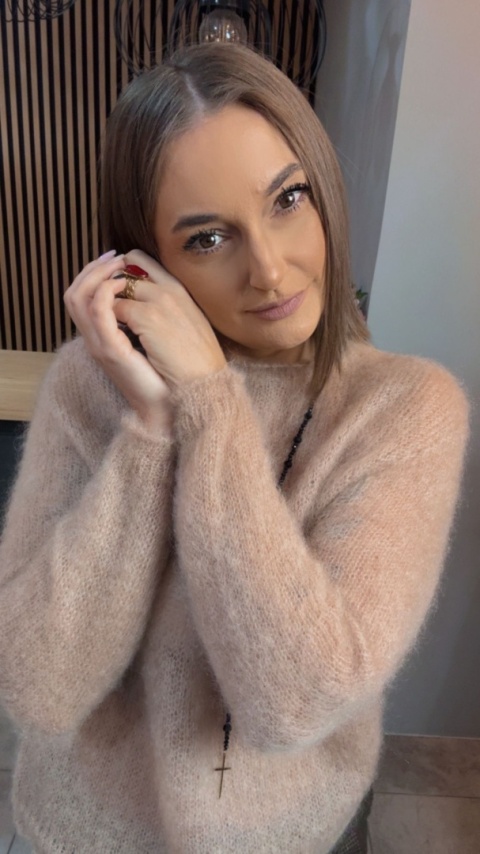 Sweter Kid Moher - klasyczny krój z okrągłym dekoltem - Camel