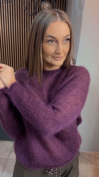 Sweter Kid Moher - klasyczny krój z okrągłym dekoltem - Oberżyna