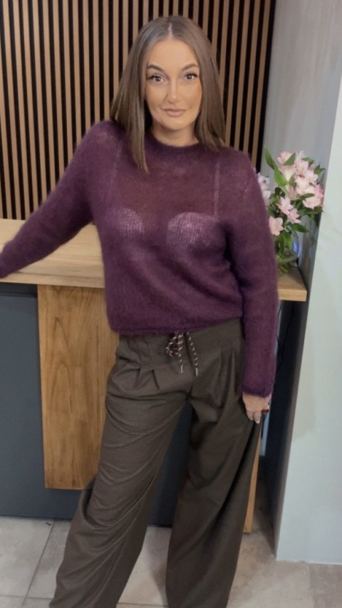 Sweter Kid Moher - klasyczny krój z okrągłym dekoltem - Oberżyna