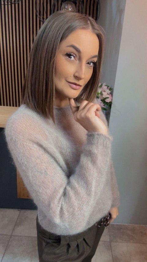 Sweter Kid Moher - klasyczny krój z okrągłym dekoltem - Greige