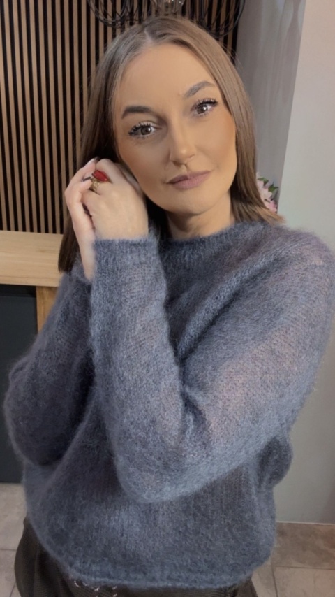 Sweter Kid Moher - klasyczny krój z okrągłym dekoltem - Grafit