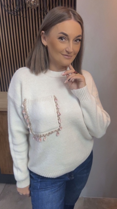Sweter Studio Elegance z dekoracyjną aplikacją – Śmietanka
