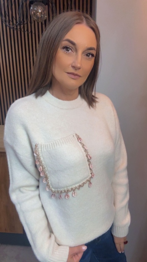 Sweter Studio Elegance z dekoracyjną aplikacją – Śmietanka