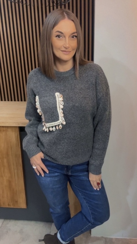 Sweter Studio Elegance z dekoracyjną aplikacją – Grafit
