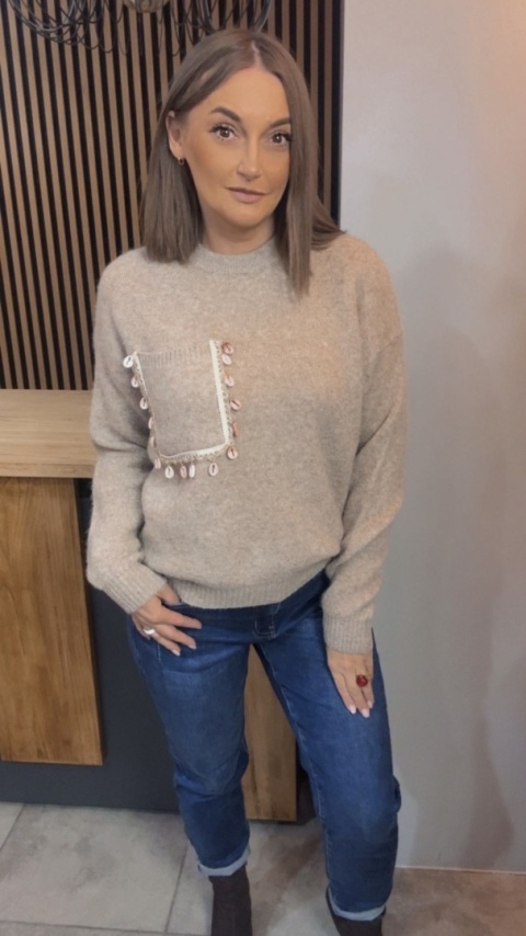 Sweter Studio Elegance z dekoracyjną aplikacją – Beżowy