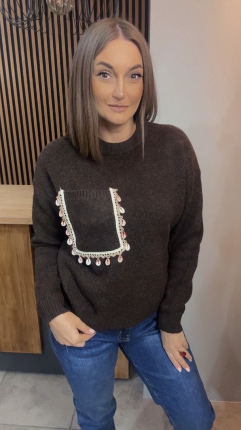 Sweter Studio Elegance z dekoracyjną aplikacją – Czekolada