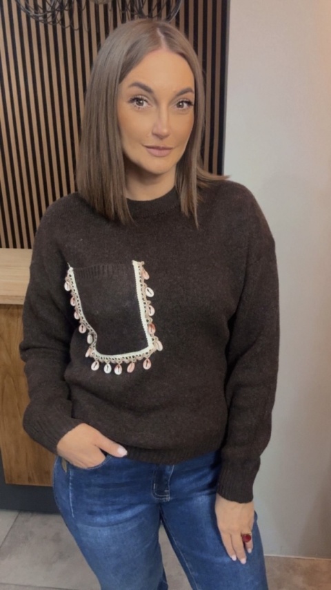 Sweter Studio Elegance z dekoracyjną aplikacją – Czekolada