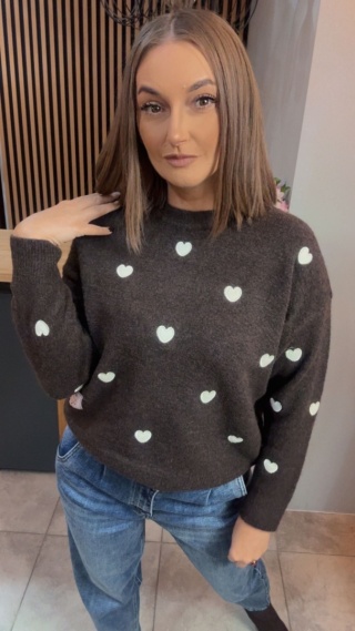 Sweter VICBEE w serduszka – ciemny brąz