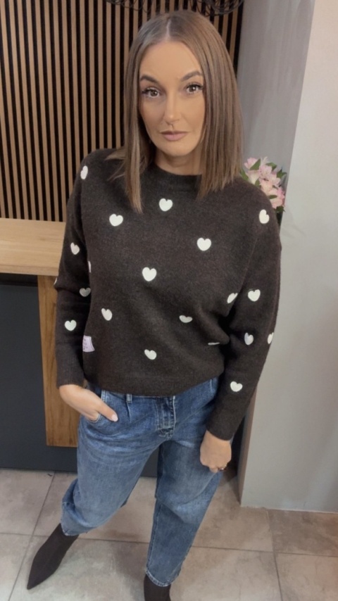 Sweter VICBEE w serduszka – ciemny brąz
