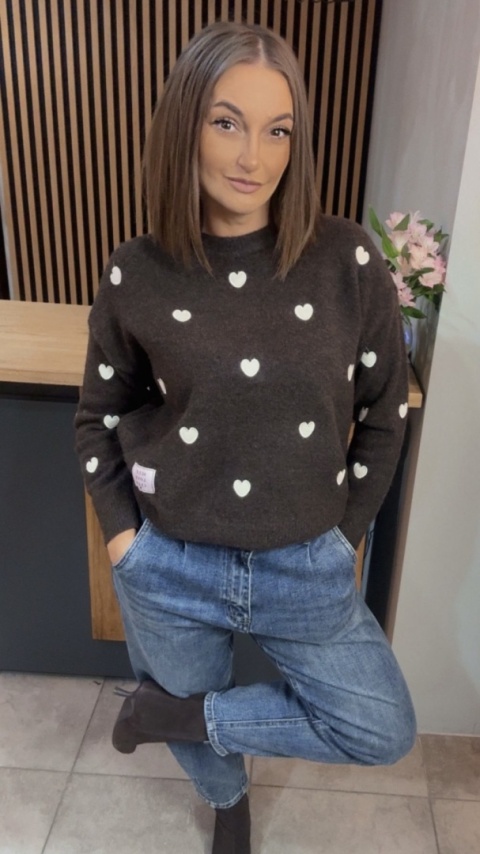Sweter VICBEE w serduszka – ciemny brąz