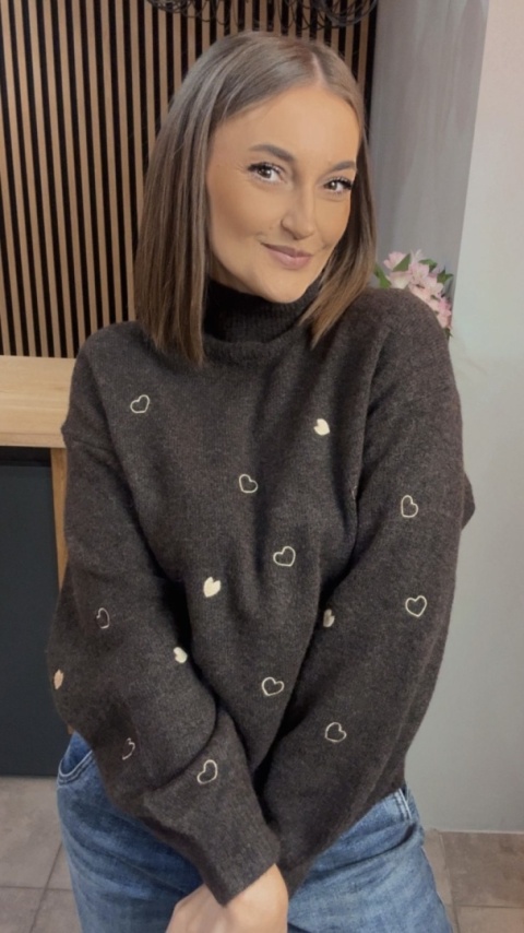 Sweter VICBEE z motywem serduszek – półgolf