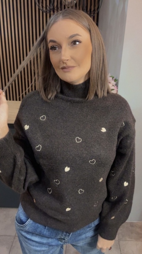 Sweter VICBEE z motywem serduszek – półgolf
