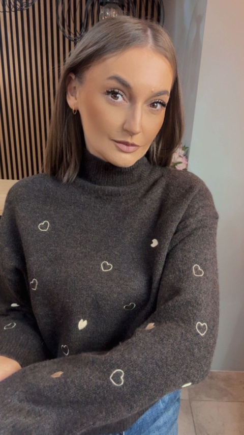 Sweter VICBEE z motywem serduszek – półgolf