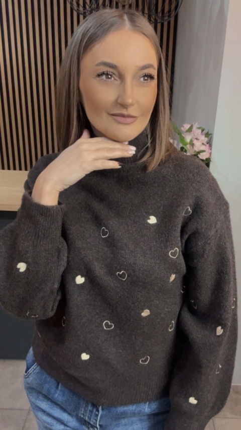 Sweter VICBEE z motywem serduszek – półgolf