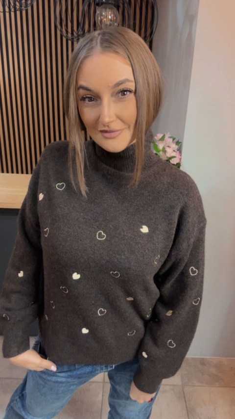 Sweter VICBEE z motywem serduszek – półgolf