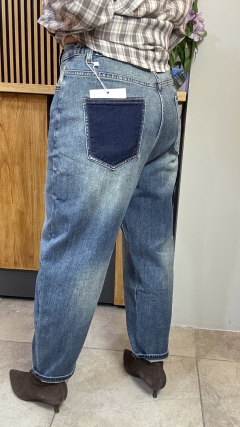 Jeansy z kontrastową kieszenią – Premium Denim