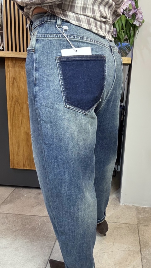 Jeansy z kontrastową kieszenią – Premium Denim