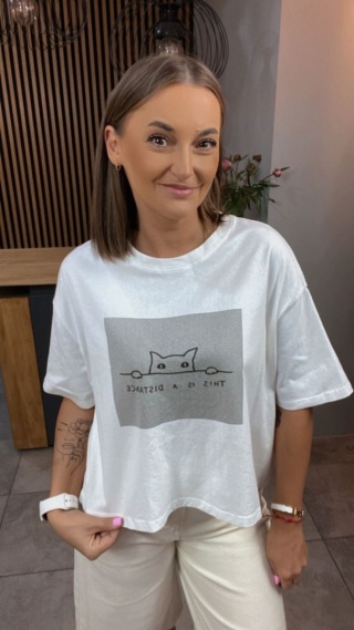 T-shirt – “This is a distance” Biały