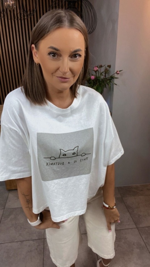 T-shirt – “This is a distance” Biały T-shirt – “This is a distance” Biały