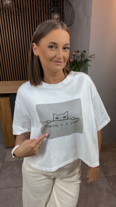 T-shirt – “This is a distance” Biały T-shirt – “This is a distance” Biały