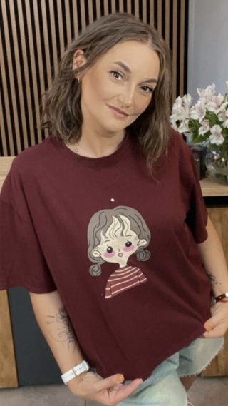T-shirt z kieszonką z tyłu Feiwemokai – bordowy z uroczą grafiką