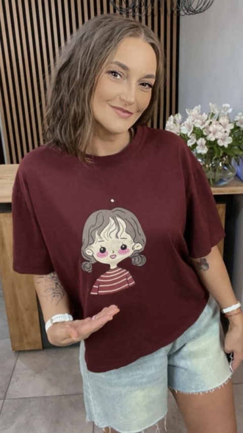 T-shirt z kieszonką z tyłu Feiwemokai – bordowy z uroczą grafiką T-shirt z kieszonką z tyłu Feiwemokai – bordowy z uroczą grafiką