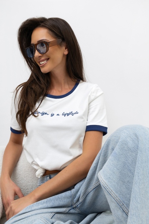 T-shirt z granatową lamówką - stylowy basic na co dzień