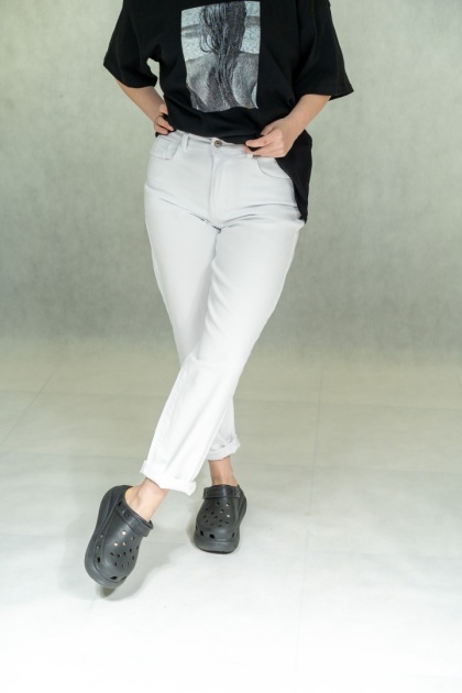 Białe jeansy damskie AD'ORO - Klasyczny MOM FIT (High Waist)