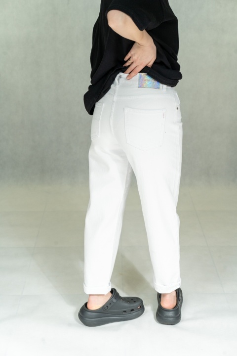 Białe jeansy damskie AD'ORO - Klasyczny MOM FIT (High Waist)