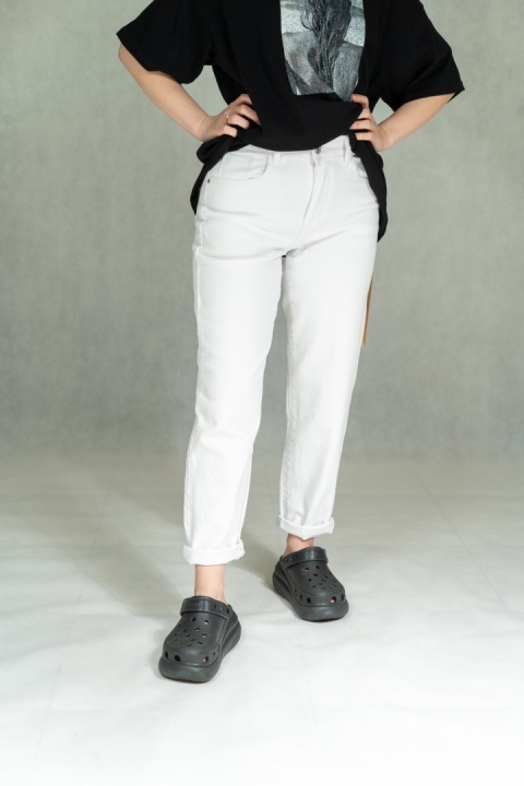 Białe jeansy damskie AD'ORO - Klasyczny MOM FIT (High Waist)