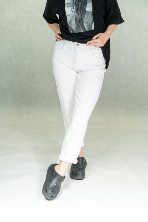 Białe jeansy damskie AD'ORO - Klasyczny MOM FIT (High Waist)