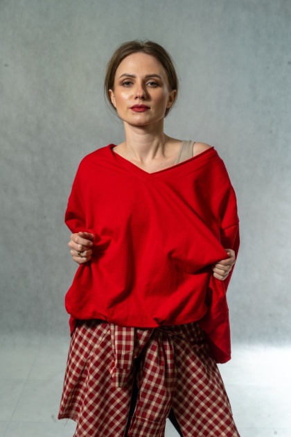 Bluzka MUJEA - oversize z podwiniętym przodem - Czerwona