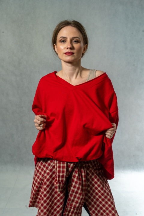 Bluzka MUJEA - oversize z podwiniętym przodem - Czerwona