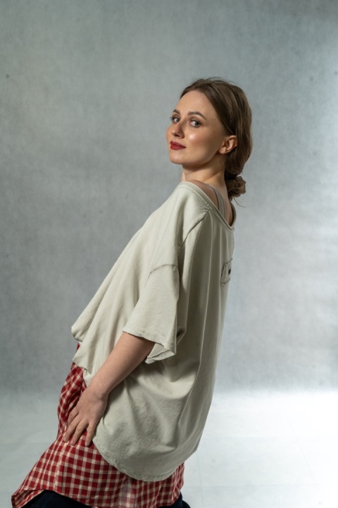 Bluzka MUJEA - oversize z podwiniętym przodem - Beżowa