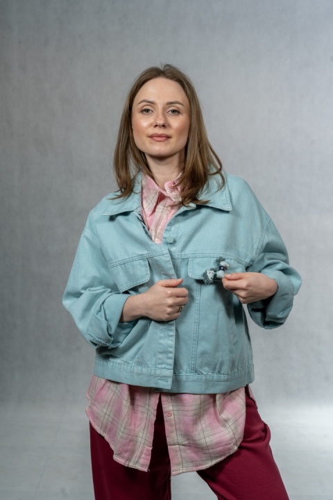 Katana jeansowa damska turkusowa z ozdobną aplikacją