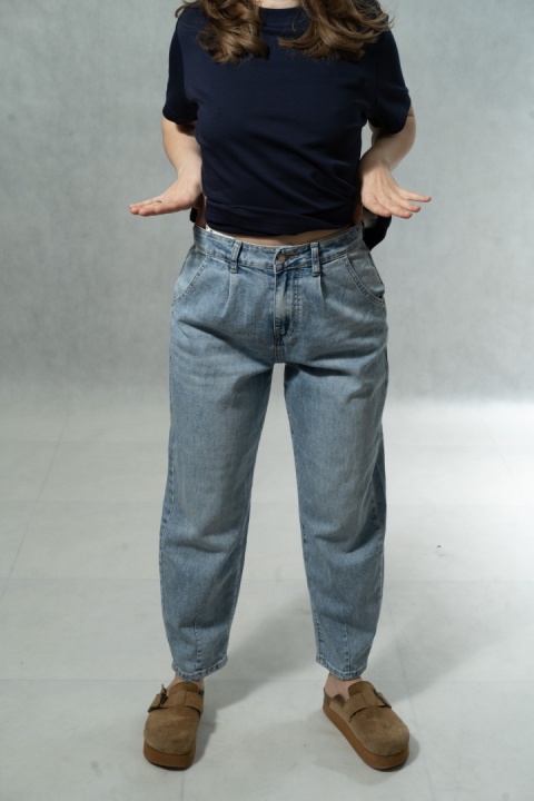 Spodnie damskie Mira Belle - jeans balloon - jasny denim