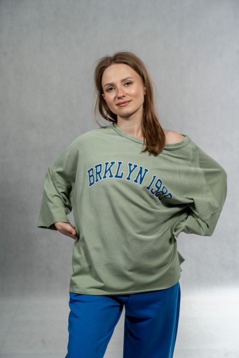 Bluzka oversize „BRKLYN 1989" MUJEA - Oliwka
