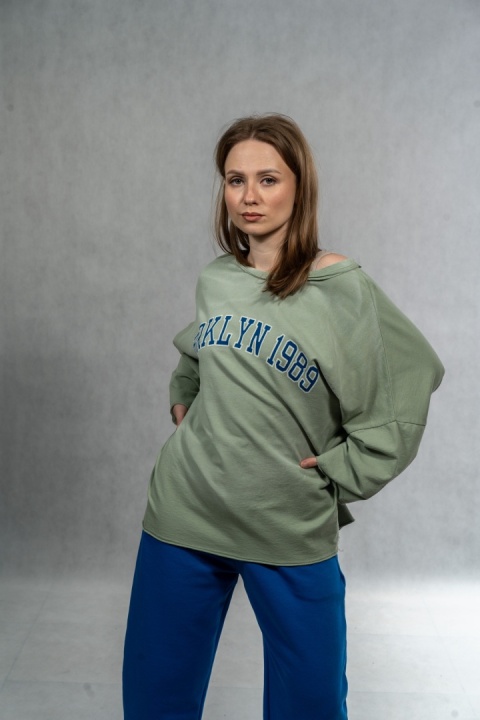 Bluzka oversize „BRKLYN 1989" MUJEA - Oliwka
