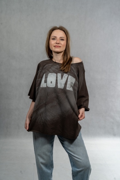 Bluzka oversize „LOVE" - czekoladowa