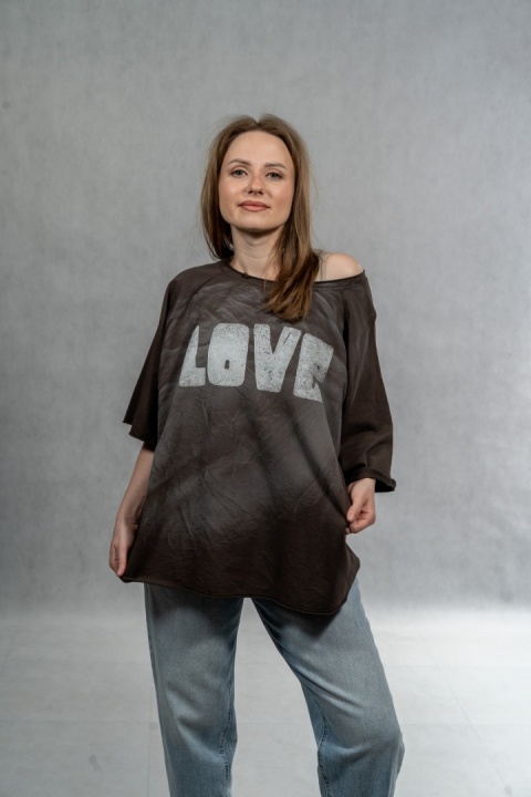 Bluzka oversize „LOVE" - czekoladowa