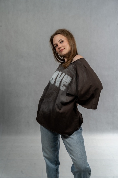 Bluzka oversize „LOVE" - czekoladowa