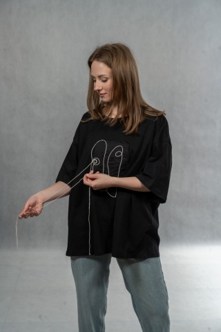 T-shirt Casual Line Art Patch Tee - Czarny