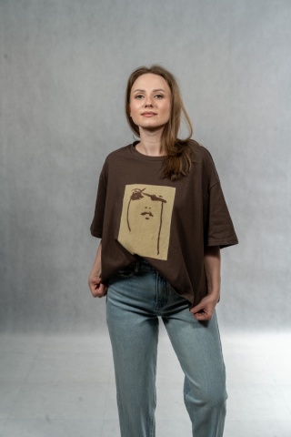 T-shirt „Line Face" Basic - Czekoladowy