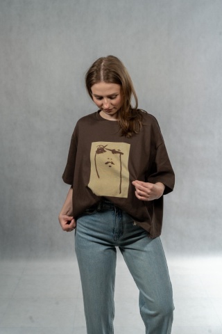 T-shirt „Line Face" Basic - Czekoladowy